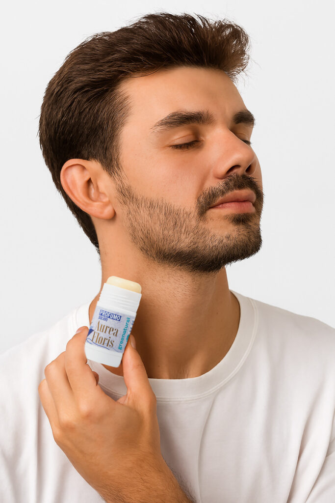Uomo con profumo solido Greenatural Aurea Floris